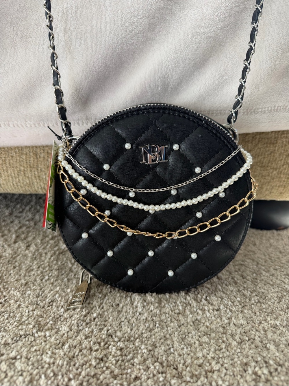 NWT Badgley Mischka Round Diamond Quilted Crossbody with Pearls – Black